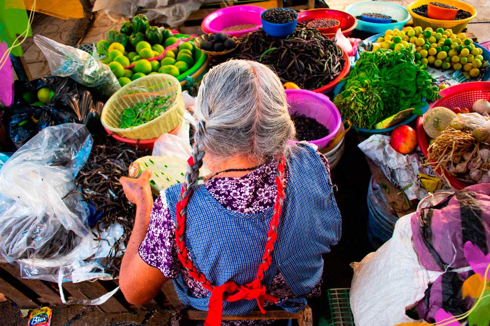 vendedora en mercado mexicano