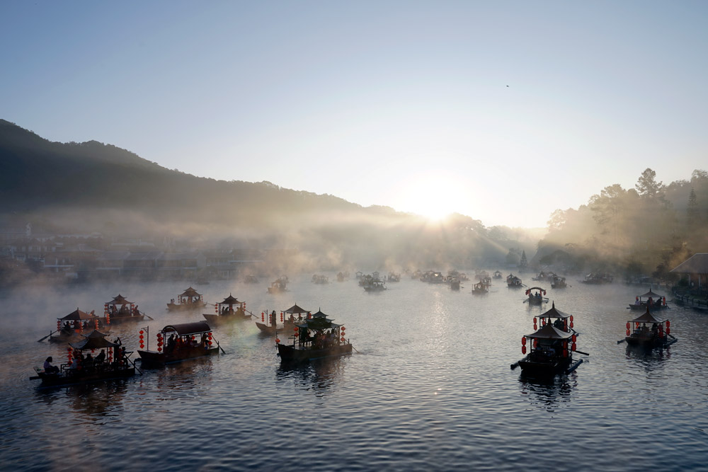 lago de Ban Rak Thai al amanecer