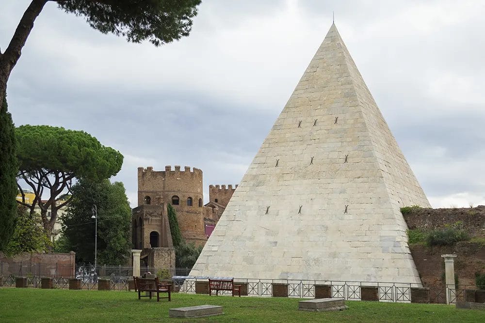 piramide Caio Cestio en Roma