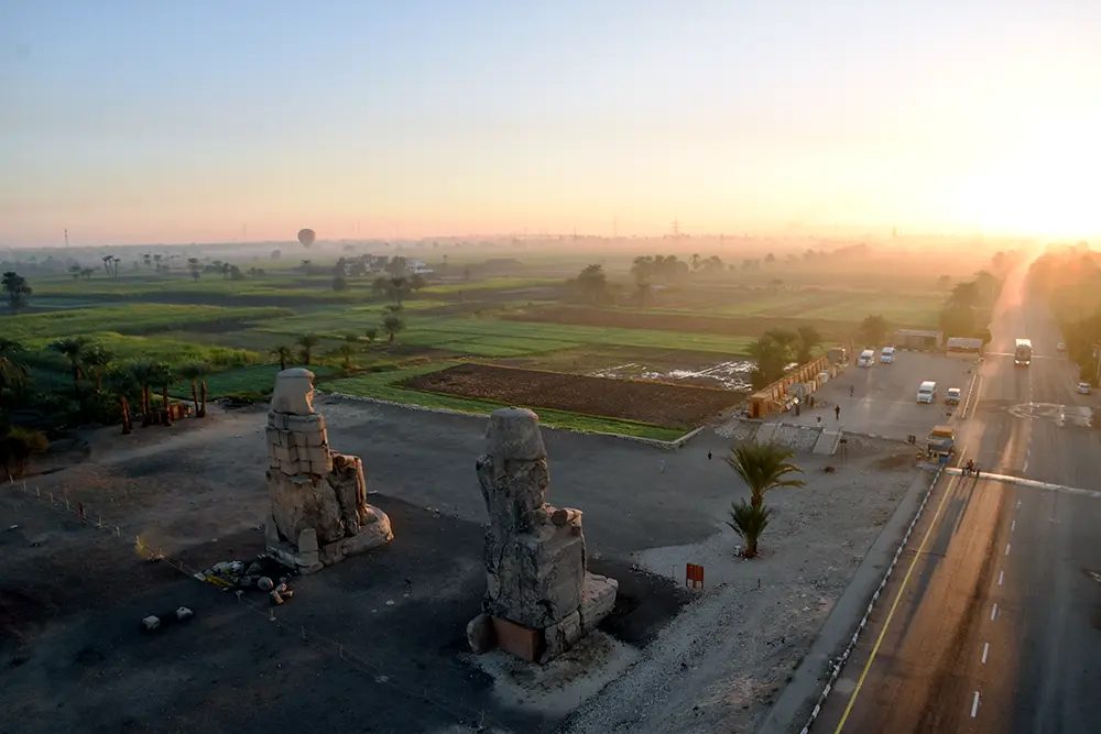 Colosos de Memnon desde el vuelo en globo en Luxor
