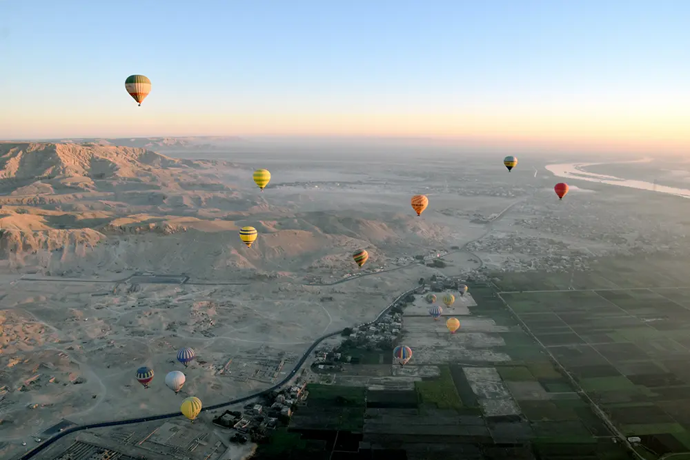 río Nilo en Egipto desde el vuelo en globo en Luxor