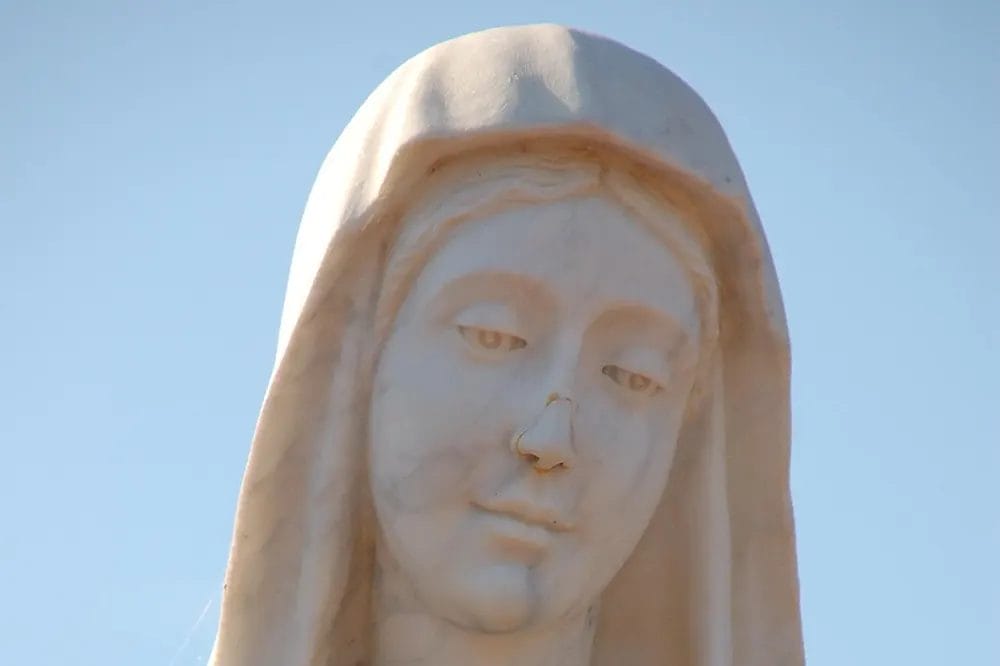 detalle de la estatua de la Virgen