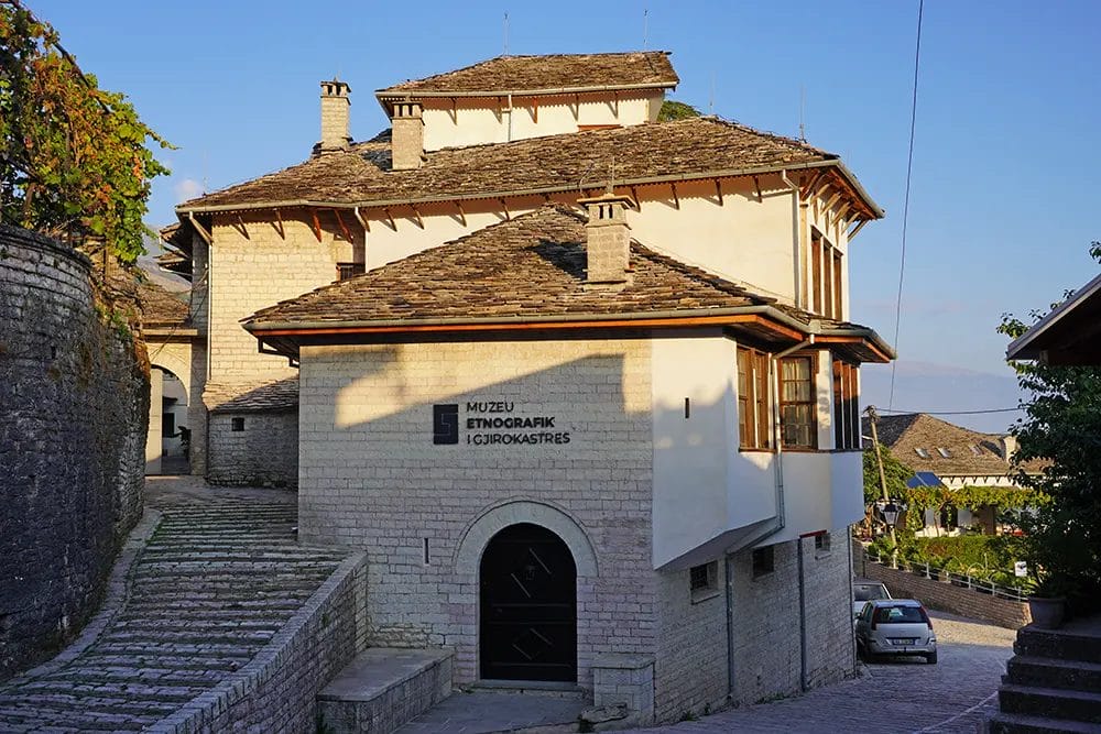 Museo etnográfico (Casa de Hoxha)