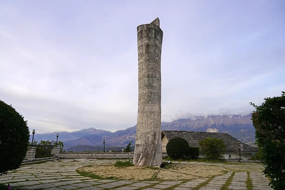 Obelisco de Gjirokastra