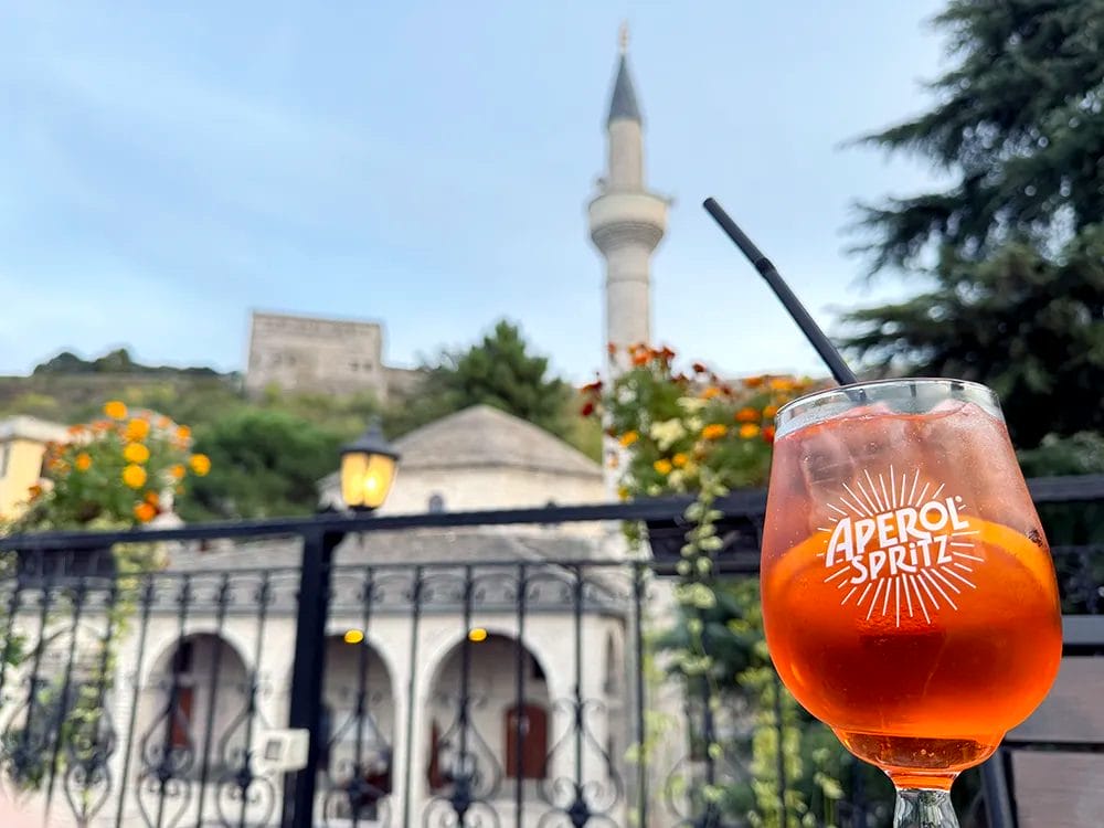 que ver en Gjirokastra spritz aperol con vistas a la mezquita