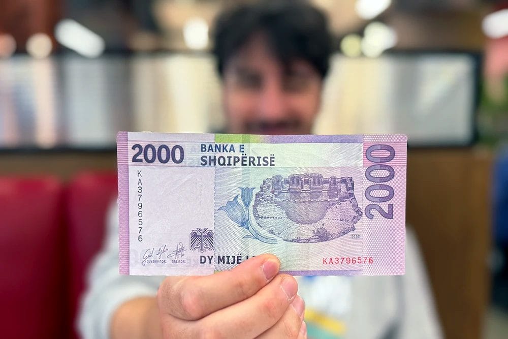 billete LEK dinero en Albania